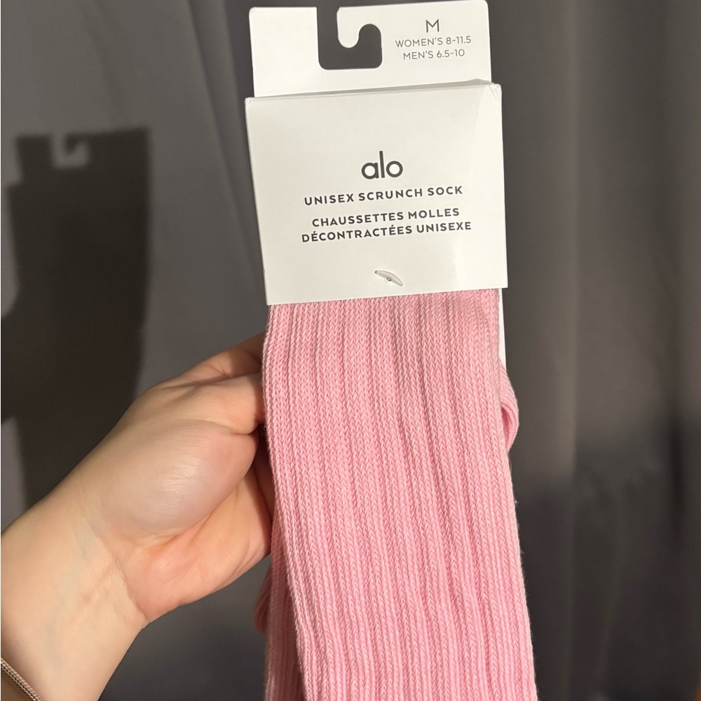 ALO Yoga Soft Pink Casual Socks - Picture 2 of 3